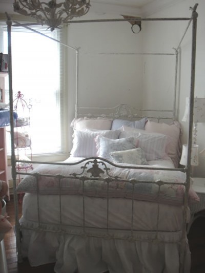 Shabby Iron Bed